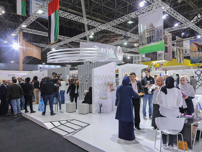 "طارش الهاشمي" يسرد بأوتار عوده حكاية الساحل الإماراتي وموسيقى البحر في القارة اللاتينية